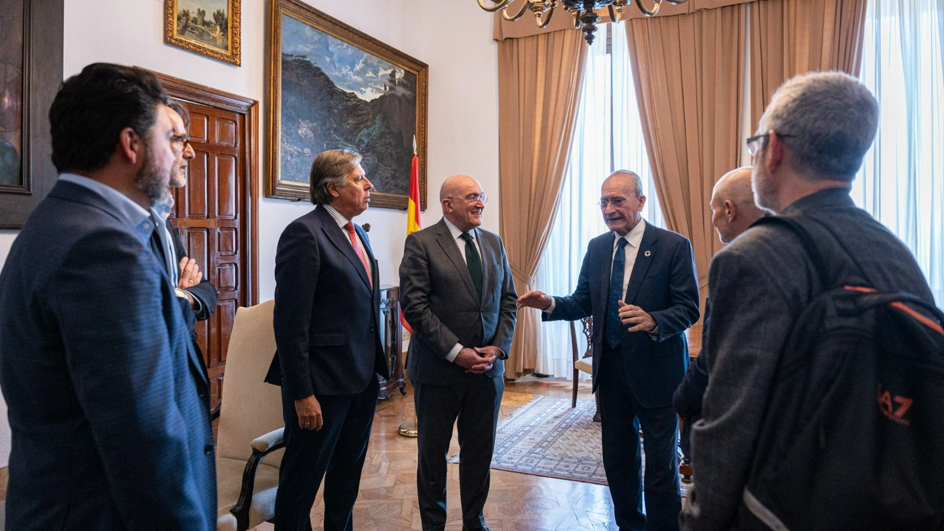 El alcalde de Valladolid, Jesús Julio Carnero, conversa con su homólogo malagueño, Francisco de la Torre, en su visita al Ayuntamiento de la capital andaluza