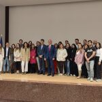 El delegado Nicanor Sen despide a los jóvenes participantes en la iniciativa