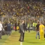 La brutal agresión a un futbolista de Peñarol tras recibir una pedrada en la cara