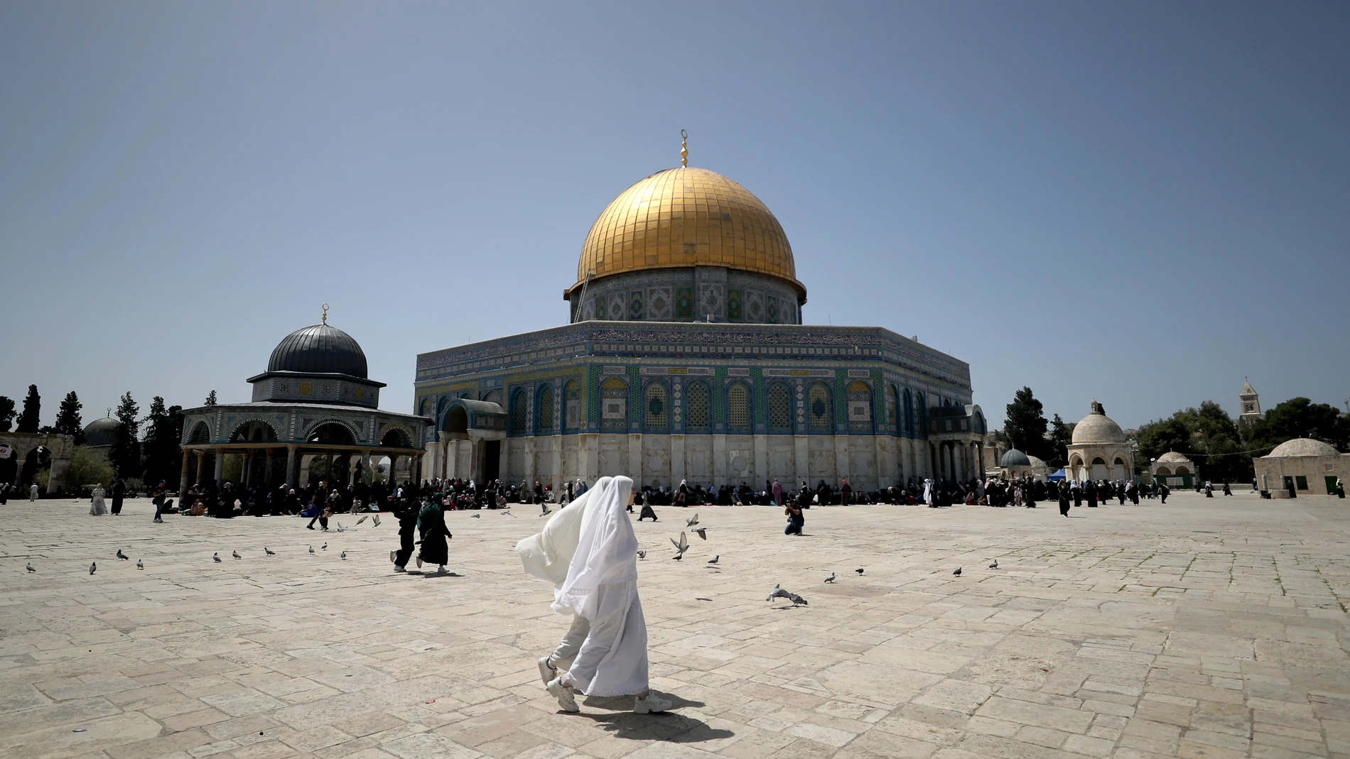Jerusalem (-), 05/04/2024.- Muslim worshippers walk at the Al-Aqsa Mosque compound on the last Friday of the holy month of Ramadan, in Jerusalem's Old City, 05 April 2024. According to the Islamic Endowments Department in Jerusalem, about 120,000 worshipers performed the last Friday prayer of the holy month of Ramadan at Al-Aqsa Mosque. (Jerusalén) EFE/EPA/JAMAL AWAD