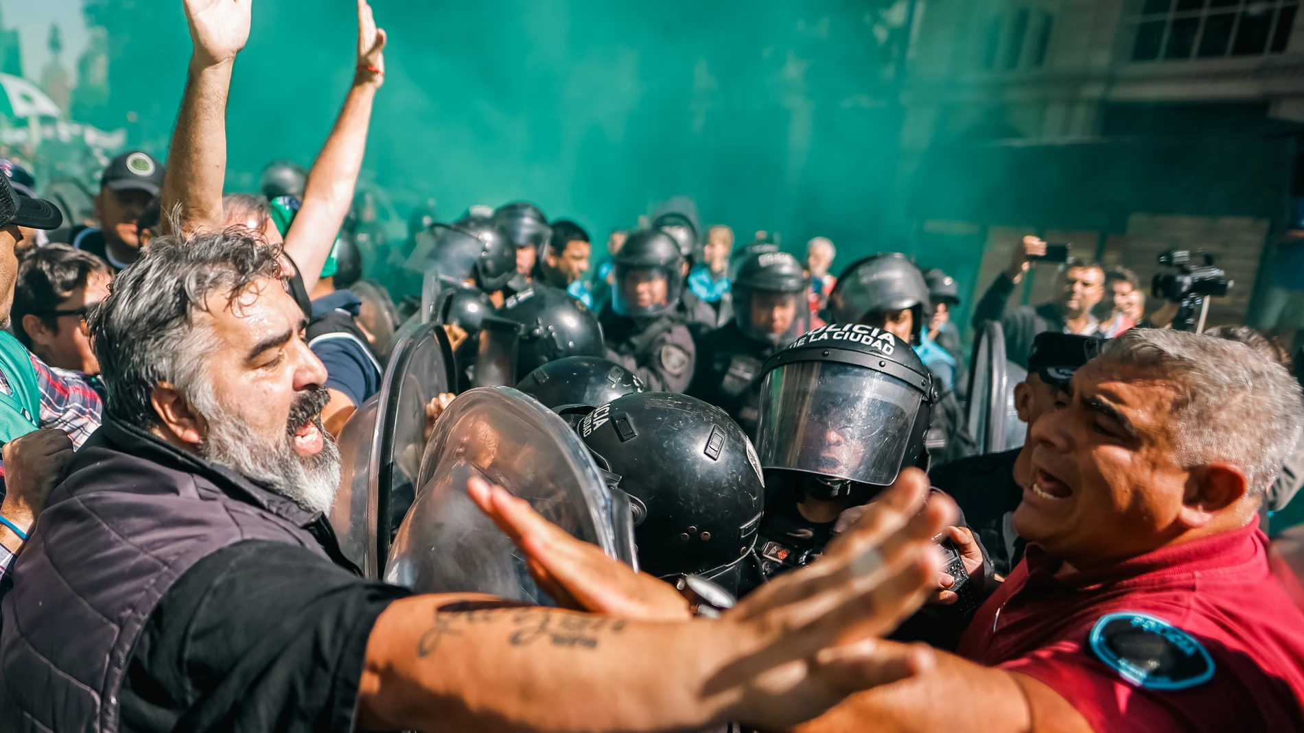 -FOTODELDÍA- AME4854. BUENOS AIRES (ARGENTINA), 05/04/2024.- Manifestantes y policías discuten durante una jornada de protesta convocada por la Asociación de Trabajadores del Estado, este viernes en Buenos Aires (Argentina). La Asociación de Trabajadores del Estado (ATE), el mayor sindicato de trabajadores públicos de Argentina, lleva a cabo este viernes una nueva jornada de protesta y huelga contra los despidos masivos en el sector público ejecutados por el Gobierno del ultraliberal Javier M...