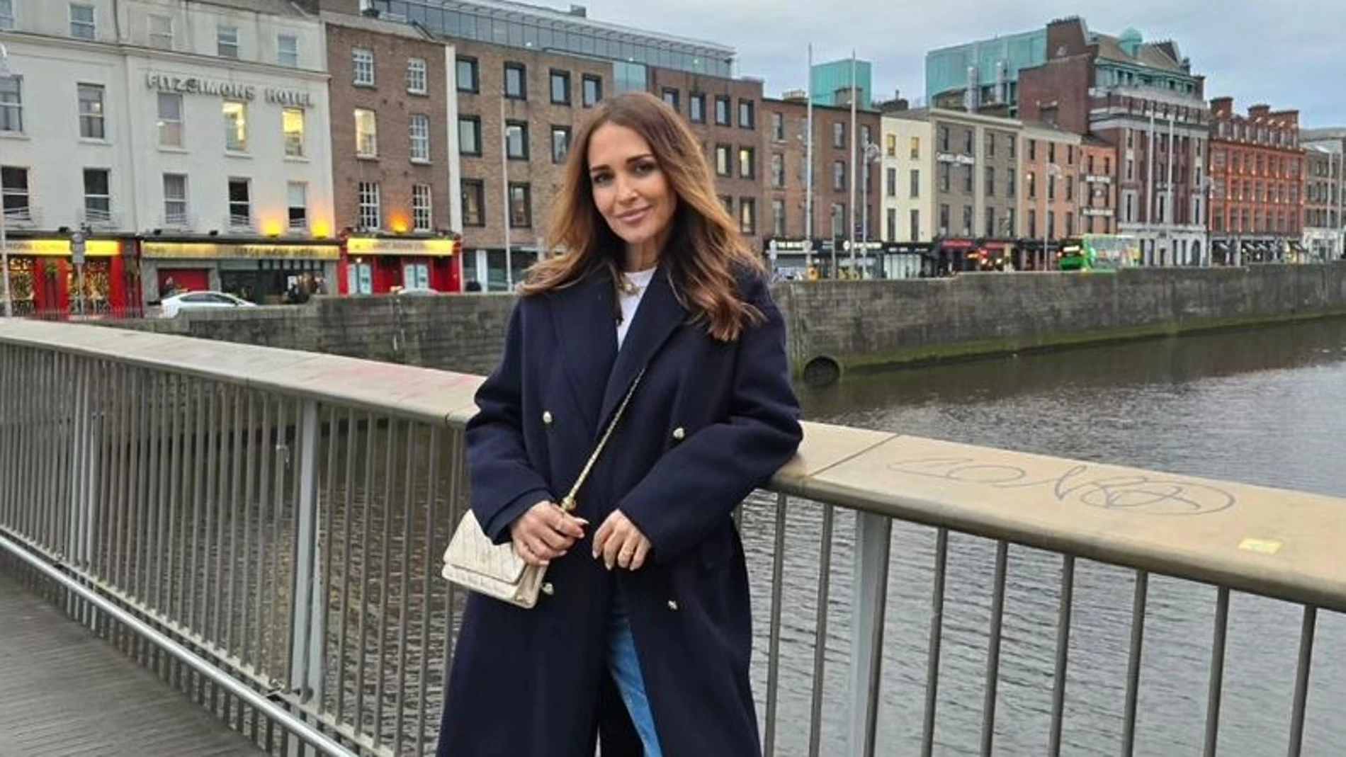 Paula Echevarría con jeans y zapatillas.