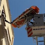 Bomberos de Cartagena evacúan a un hombre de 65 años tras sufrir una caída en un tercer piso