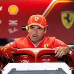 Carlos Sainz, en su coche en la primera jornada del GP de Japón