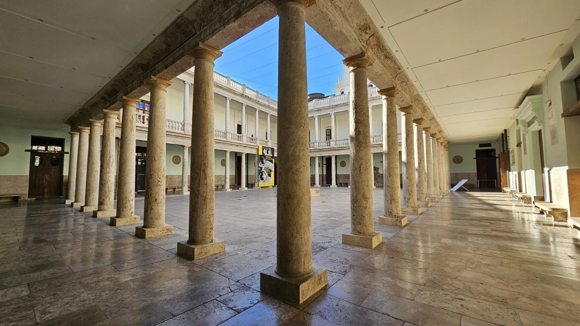 Claustro de la Universidad de Valencia en la calle de la Nave