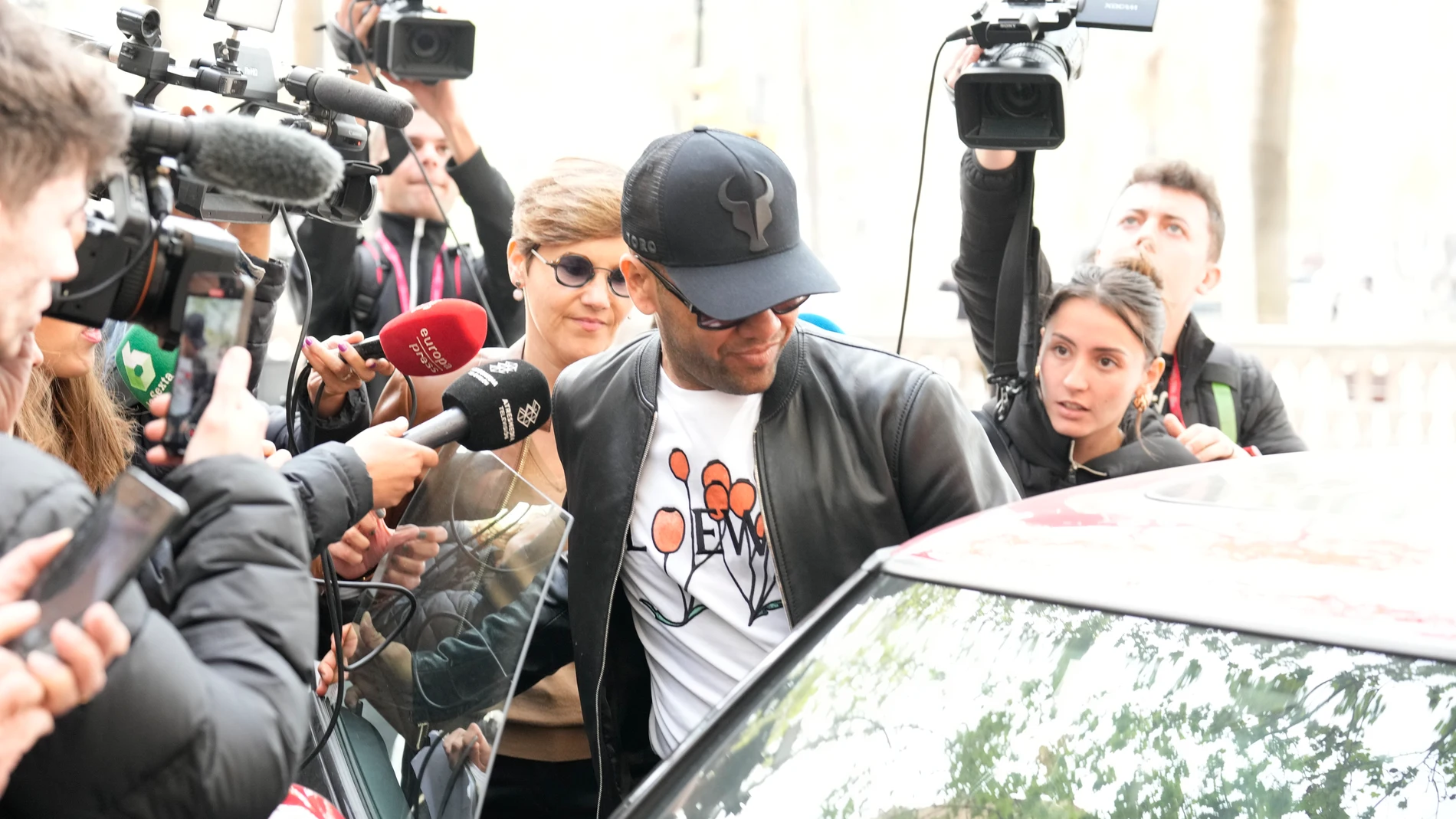 GRAFCAT2206. BARCELONA, 05/04/2024.- El exfutbolista Dani Alves a su salida de la Audiencia de Barcelona tras cumplir con la comparecencia semanal que le impuso el tribunal para dejarlo en libertad provisional tras su condena por violación. EFE/Alejandro García