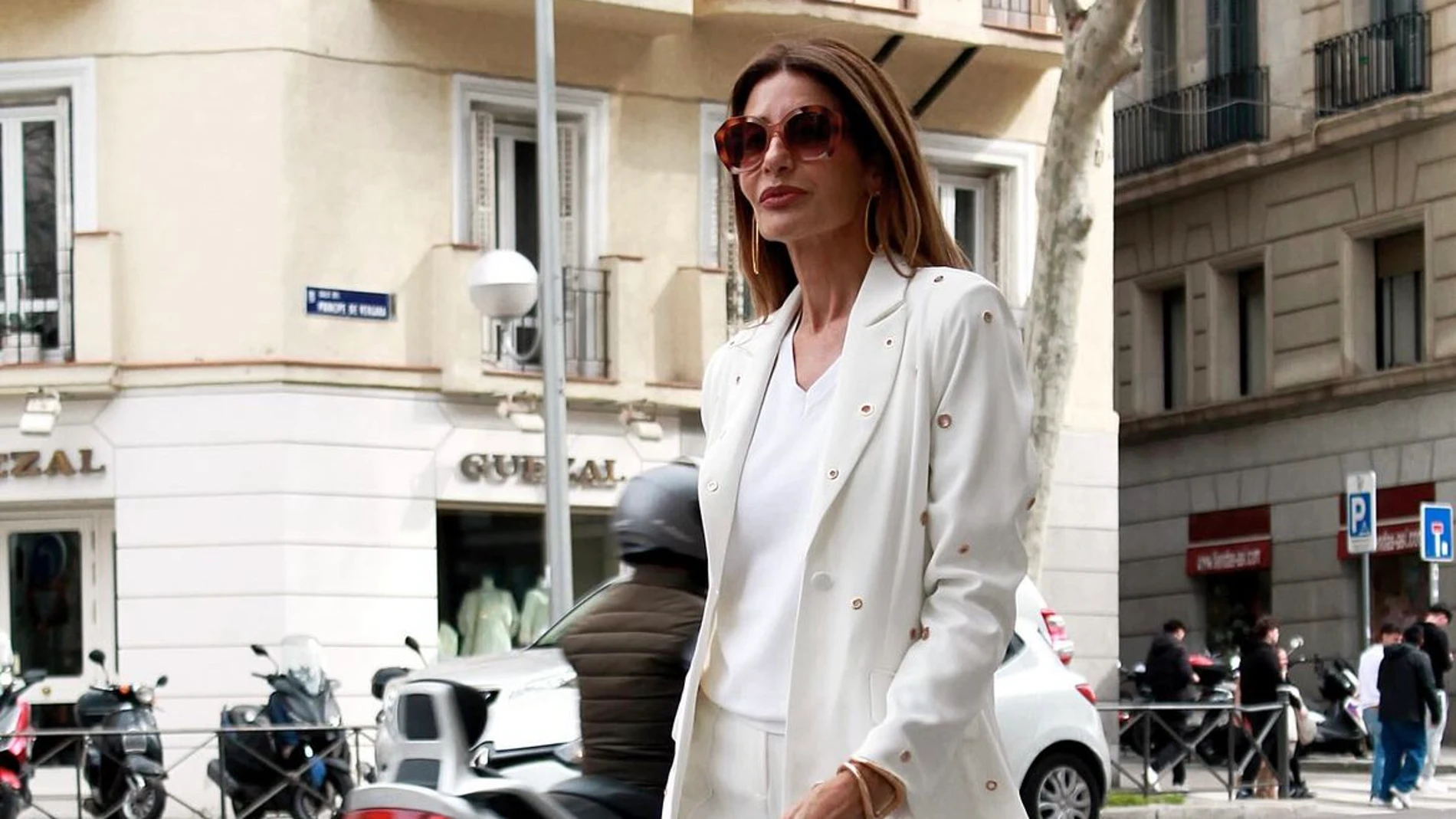 Pilar de Arce con conjunto blanco