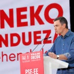 Pedro Sánchez, en acto de campaña electoral del PSE-EE
