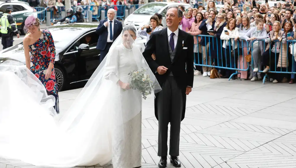 Teresa Urquijo, junto a su padre, Lucas Urquijo y Fernandez-Araoz, el día de su boda con Almeida