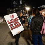 Los familiares de los rehenes establecieron su sede operativa en Tel Aviv, cerca de la plaza donde sigue preparada una larga mesa de Shabbat con 134 sillas.