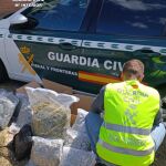 Un agente, durante la operación