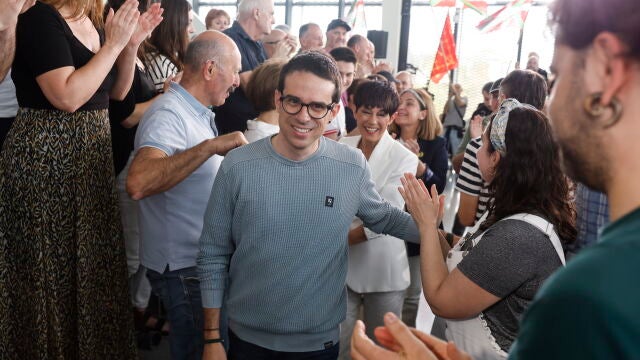 Acto electoral de EH Bildu en San Sebastián con el candidato a lehendakari Pello Otxandiano.