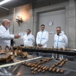 El presidente del Gobierno, Pedro Sánchez (2d), durante su visita este jueves el Valle de Cuelgamuros para conocer sobre el terreno las tareas que se realizan para la recuperación e identificación de 160 víctimas del franquismo reclamadas por sus familias. 