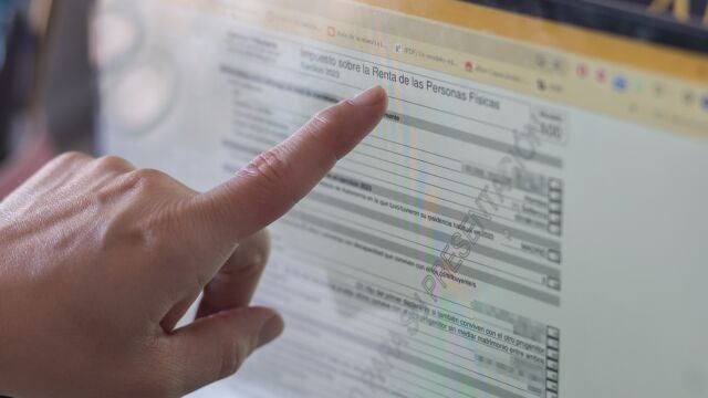 Una persona hace la declaración de la Renta