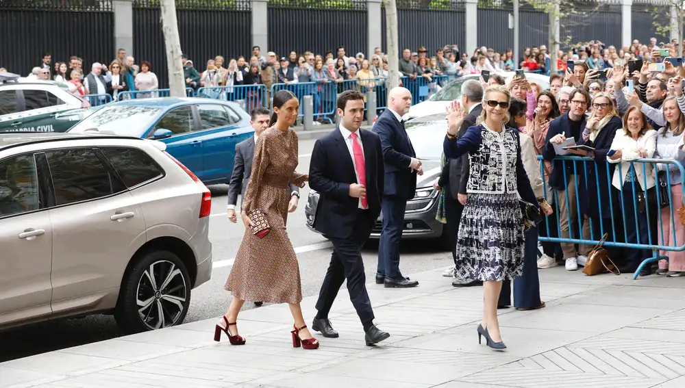 Victoria Federica, Froilán y la infanta Elena llegan a la boda de Almeida y Teresa Urquijo