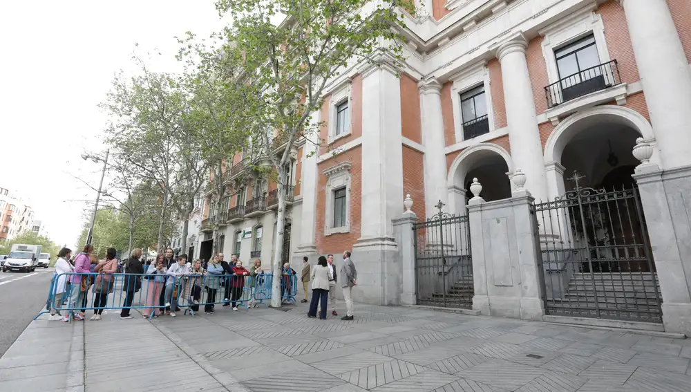 Llegan los curiosos a la boda de José Luis Martínez Almeida y Teresa Urquijo