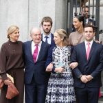 Don Juan Carlos con sus hijas y algunos de sus nietos