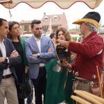 El presidente de la Diputación de Valladolid, Conrado Íscar, visita el mercado medieval de Fuensaldaña