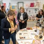 La alcaldesa Noelia Arroyo y la edil de Comercio Belén Romero durante una visita a negocios de Cartagena.