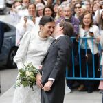 Almeida y Teresa Urquijo se funden en un tímido beso el día de su boda