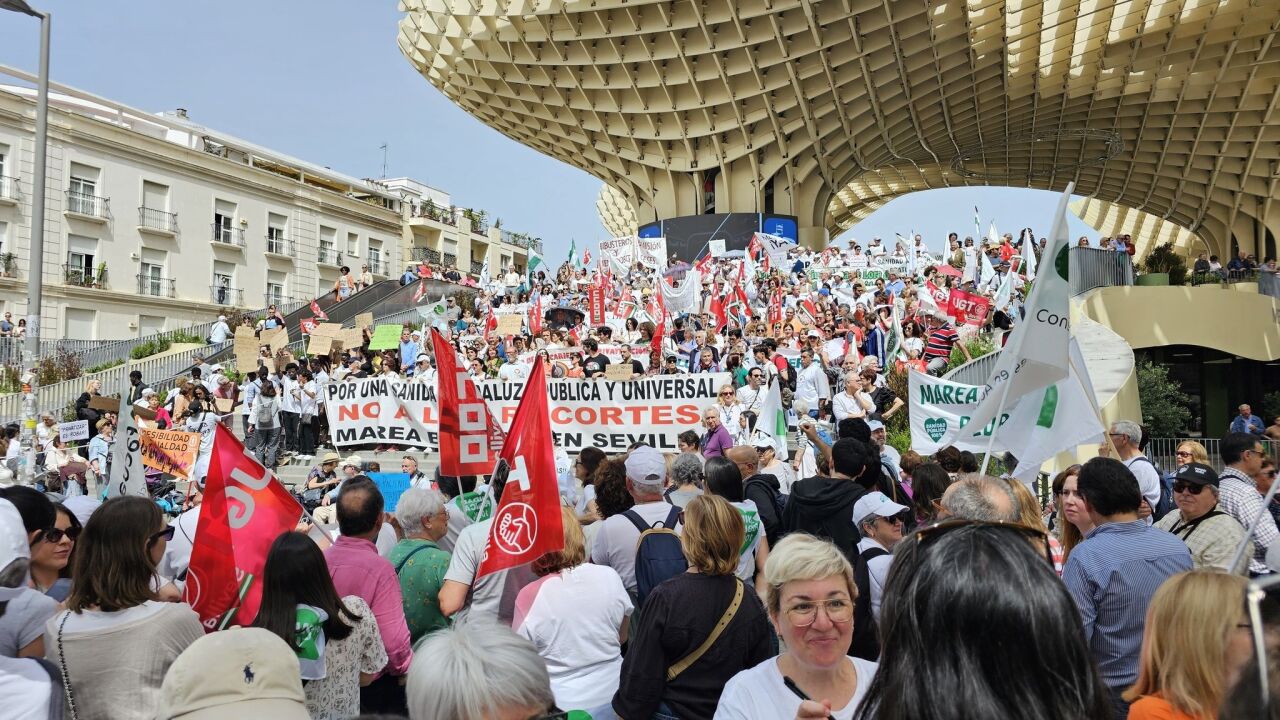 Más de 10.000 personas protestan contra los "recortes" en sanidad