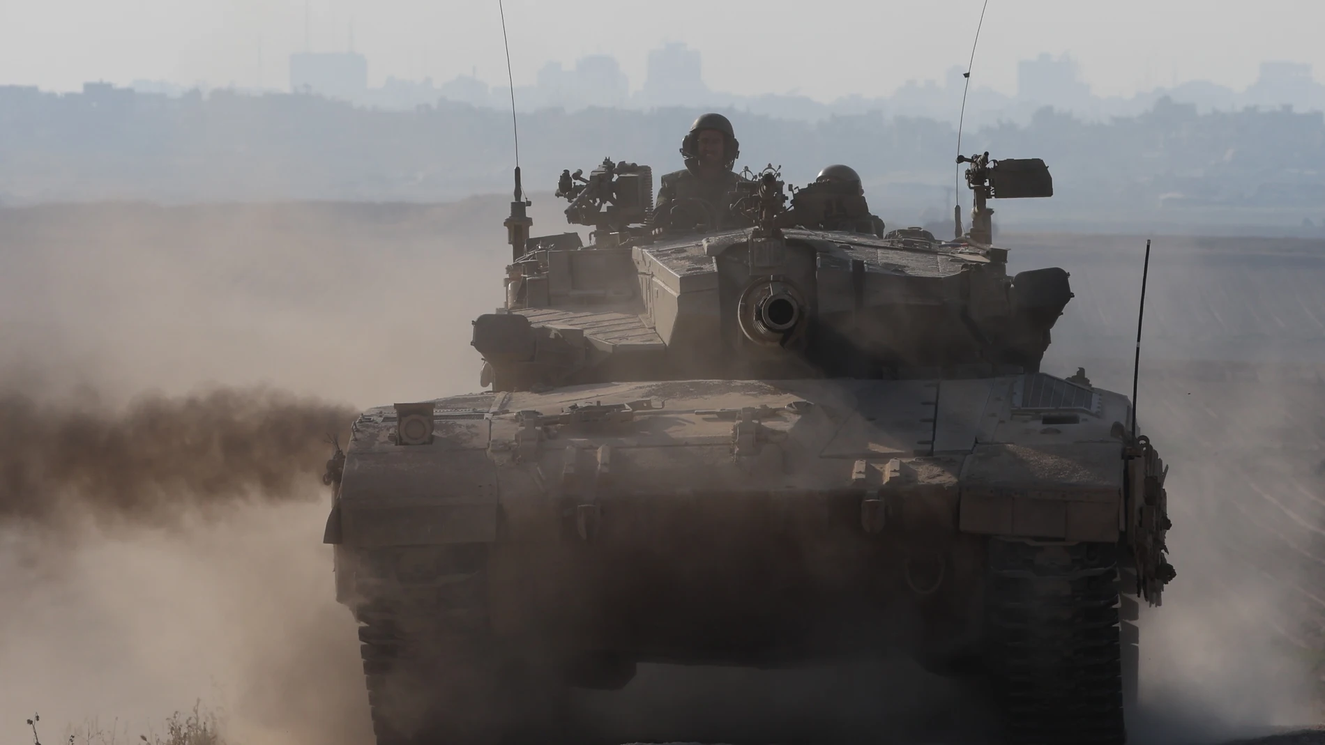 Gaza Border (Israel), 07/04/2024.- An Israeli army tank moves along the border with Gaza in southern Israel , 07 April 2024. Israel marks six months since the October 07 attacks, as 134 hostages are currently still being held captive in Gaza, according to the Israeli IDF. More than 33,000 Palestinians and over 1,450 Israelis have been killed, according to the Palestinian Health Ministry and the Israel Defense Forces (IDF), since Hamas militants launched an attack against Israel from the Gaza ...
