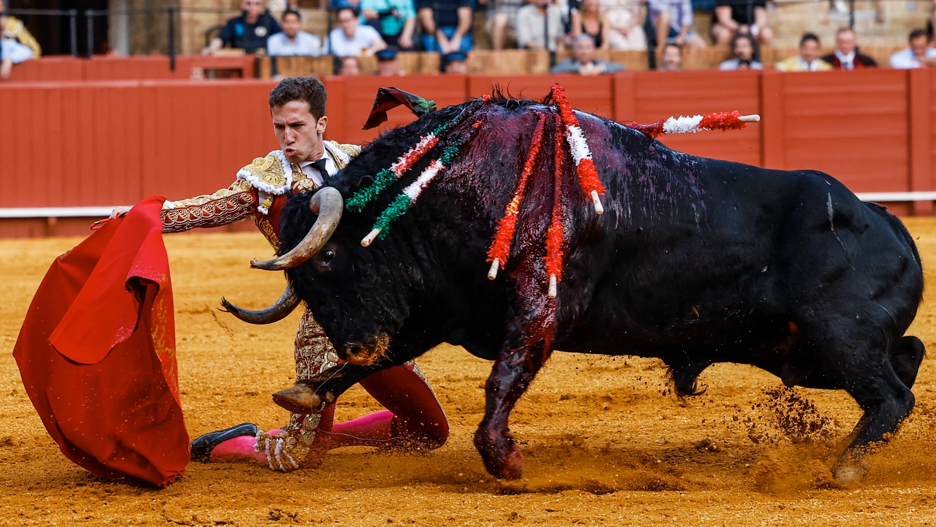 SEVILLA, 07/04/2024.- El diestro Juan García 'Calerito' da un pase con la muleta al primero de los de su lote, durante la corrida celebrada este domingo en la plaza de toros de La Maestranza, en Sevilla. EFE/Julio Muñoz