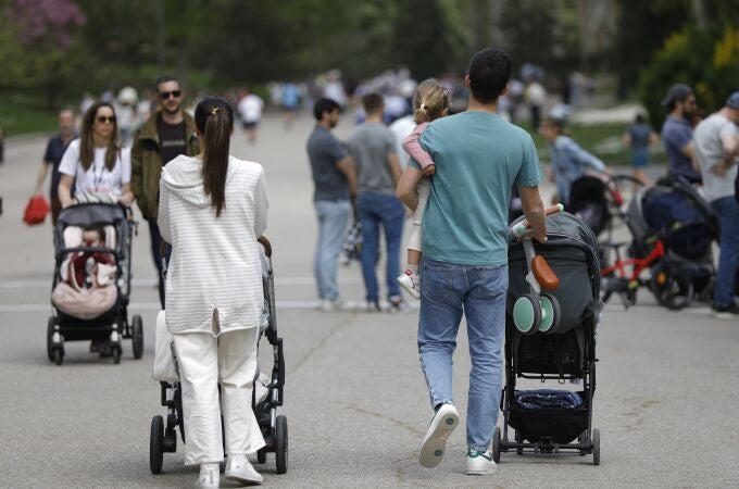 Familias con niños en el parque del Retiro Familias con niños en el parque del Retiro