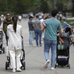 Familias con niños en el parque del Retiro