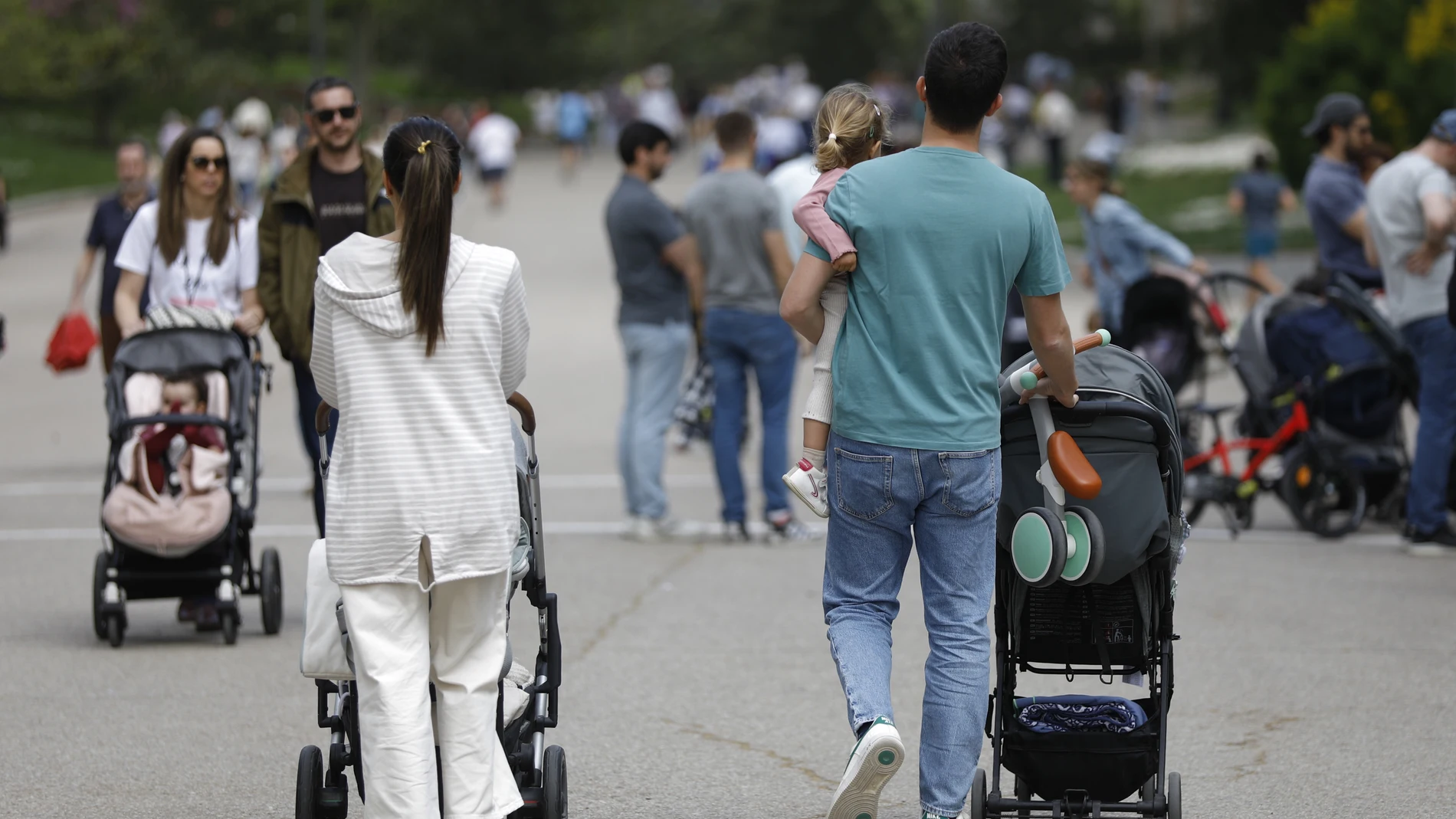 Familias con niños en el parque del Retiro