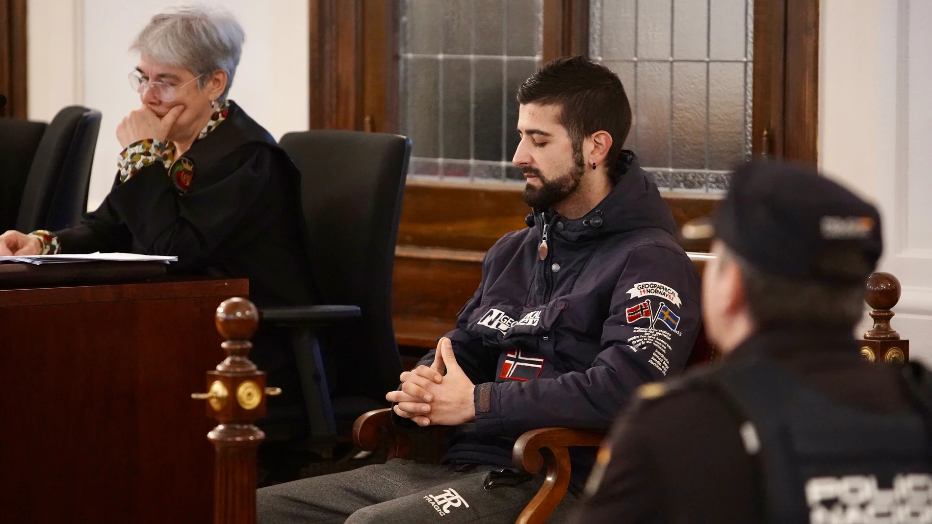 Primera sesión del juicio contra un varón acusado de matar de un total de 52 puñaladas a la que era su casera en la calle Obispo Almarcha de León en marzo de 2020