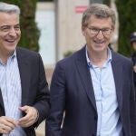 El presidente del PP, Alberto Núñez Feijóo, y el candidato a lehendakari de este partido, Javier de Andrés, participan en un encuentro con asociaciones de autónomos