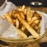 ¿Por qué la gente utiliza vinagre al preparar patatas fritas? El resultado es espectacular