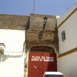 La Plaza con los restos de la muralla