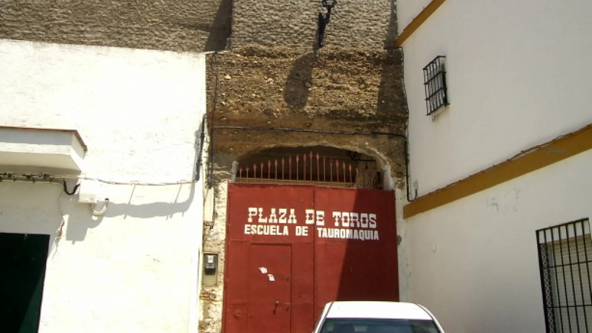 La Plaza con los restos de la muralla