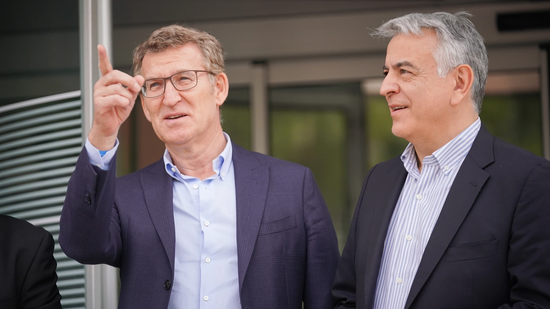 El presidente del PP, Alberto Núñez Feijóo (i), y el presidente del PP del País Vasco y candidato a lehendakari, Javier de Andrés (d), conversan a su llegada a un acto de campaña electoral del PP vasco en el Museo Artium, a 8 de abril de 2024, en Vitoria, Álava, País Vasco (España). Feijóo ha querido acompañar al candidato a lehendakari del PP vasco, Javier de Andrés, durante la campaña electoral para los comicios al Parlamento Vasco. El líder del PP participa en varios actos de la campaña el...