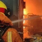 Extinguido el incendio que ha destrozado seis de las siete naves de la empresa Cecotec en Sollana (Valencia)