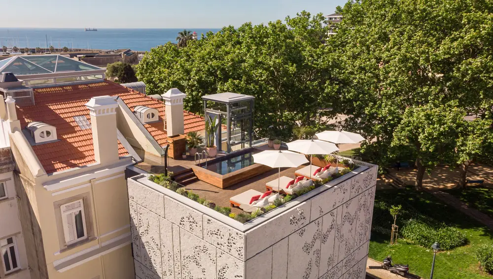 Detalle de la piscina del hotel