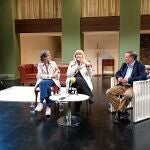 Las actrices Lluïsa Mallol y Lina Lambert y el escritor Sergio Vila-Sanjuán presentan 'La agente literaria' en el Teatre Akadèmia de Barcelona (Catalunya, España) el 8 de abril de 2024