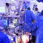 Imagen de una intervención mínimamente invasiva practicada por el Centro de Cardiopatías Congénitas de Barcelona