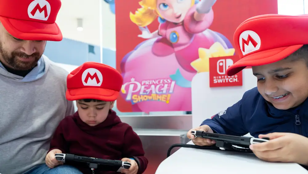 La fascinación por el mundo de Nintendo pasa de padres a hijos, como demuestra esta imagen del aeropuerto John F. Kennedy