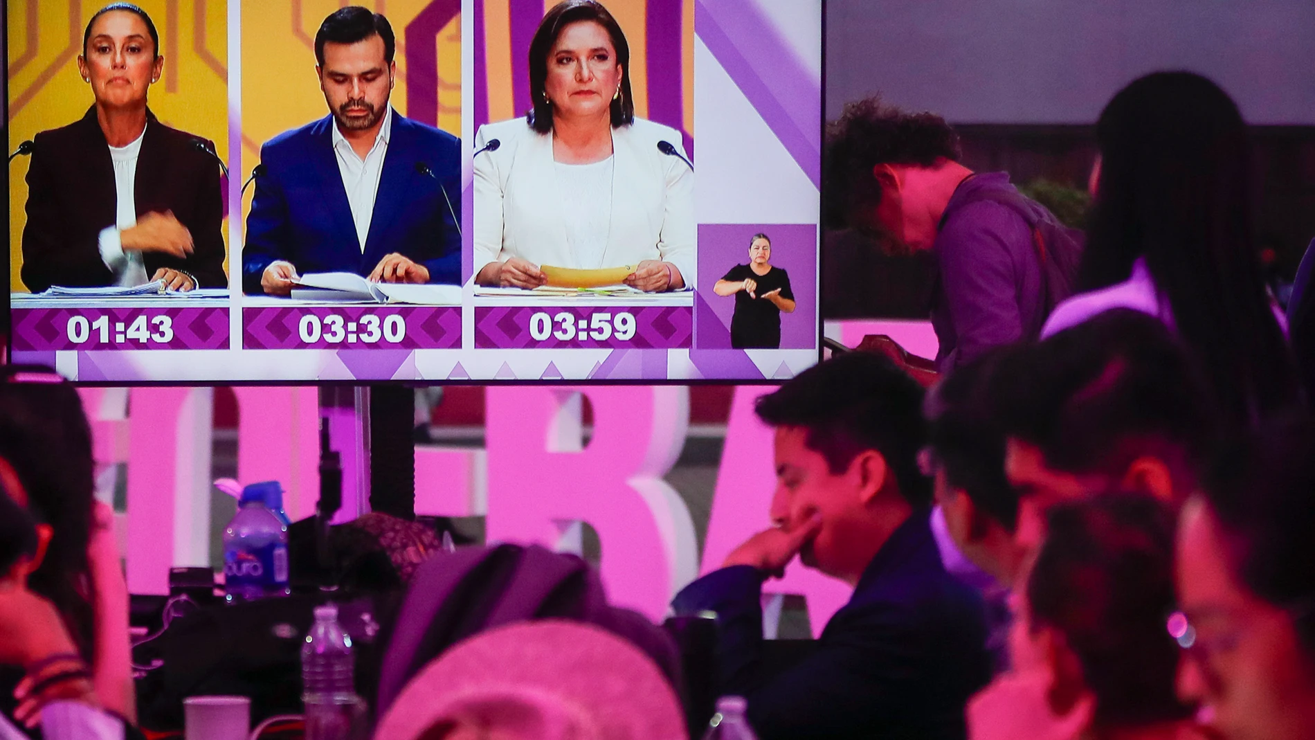 MEX3743. CIUDAD DE MÉXICO (MÉXICO), 07/04/2024.- Periodistass observan el inicio del debate este domingo en la sala de prensa del Instituto Nacional Electoral (INE), en Ciudad de México (México). El primer debate de los tres candidatos presidenciales mexicanos para los comicios del 2 de junio arrancó este domingo con la participación de Claudia Sheinbaum, de la coalición oficialista ‘Sigamos Haciendo Historia’; Xóchitl Gálvez, de la coalición opositora Fuerza y Corazón por México; y Jorge Álv...