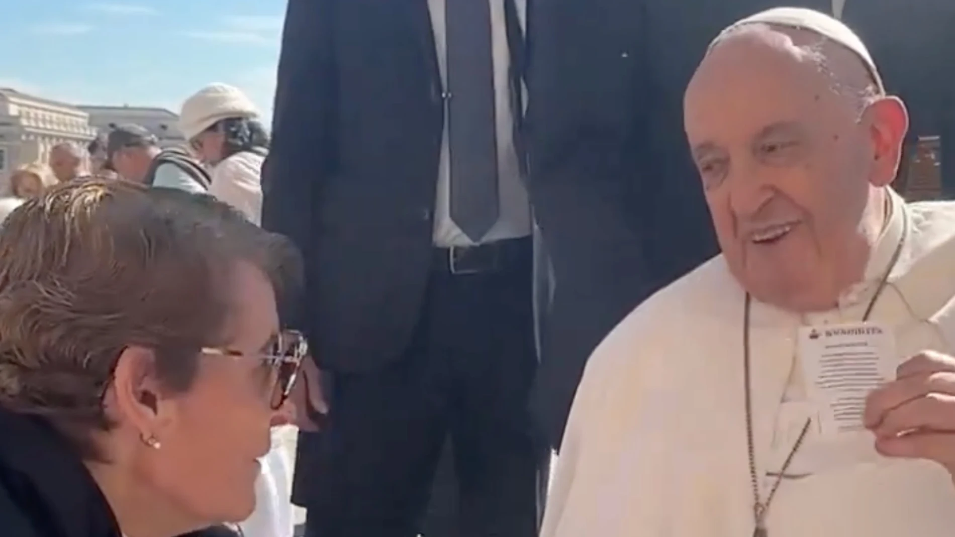 La señora de Huelva con el Papa Francisco durante una audiencia general en la plaza de San Pedro de Roma