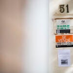 Carteles de se alquila se vende en un edificio de Madrid. © Jesús G. Feria.