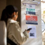 Carteles de se alquila se vende en un edificio de Madrid. 