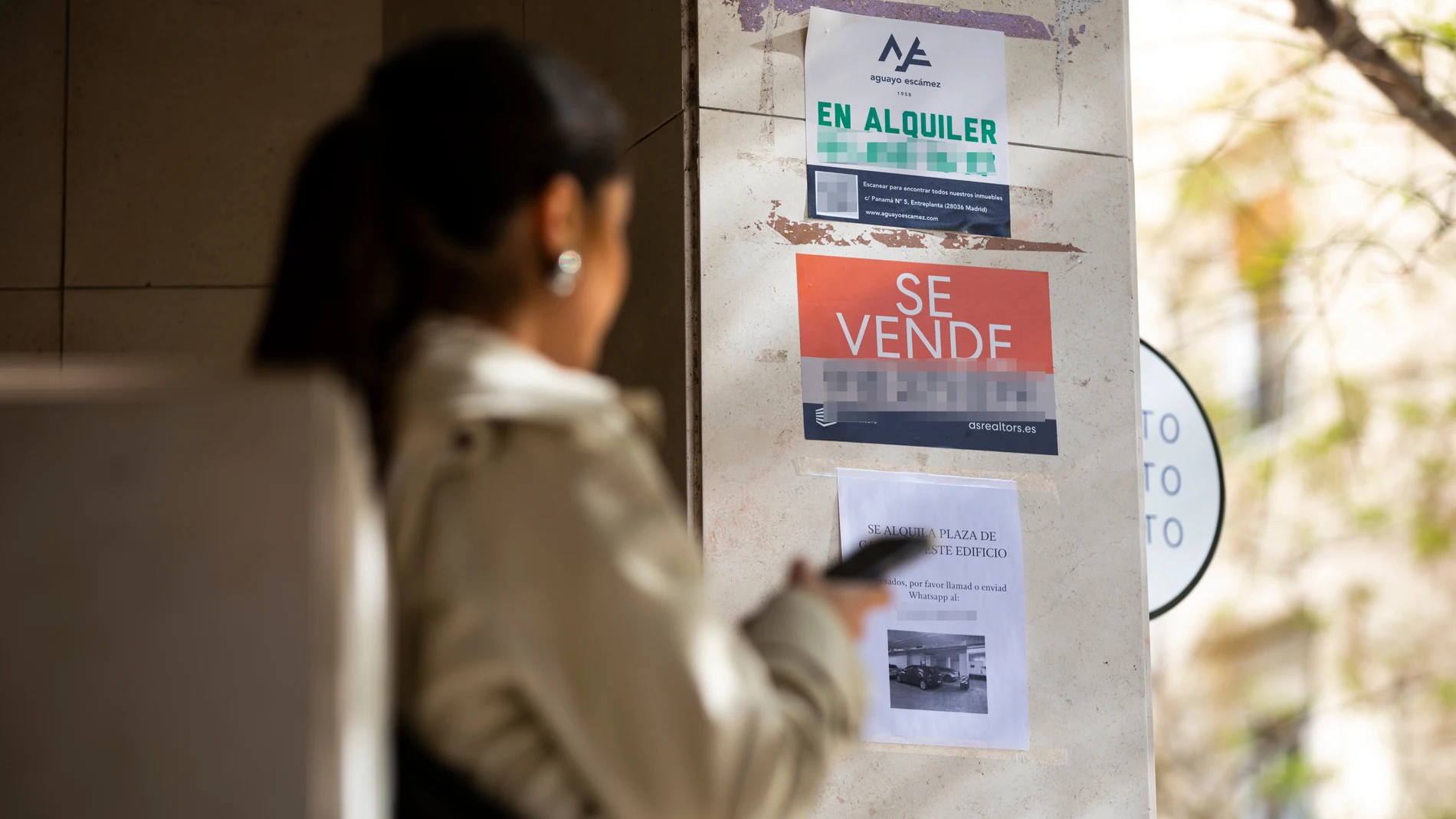 Carteles de se alquila se vende en un edificio de Madrid.