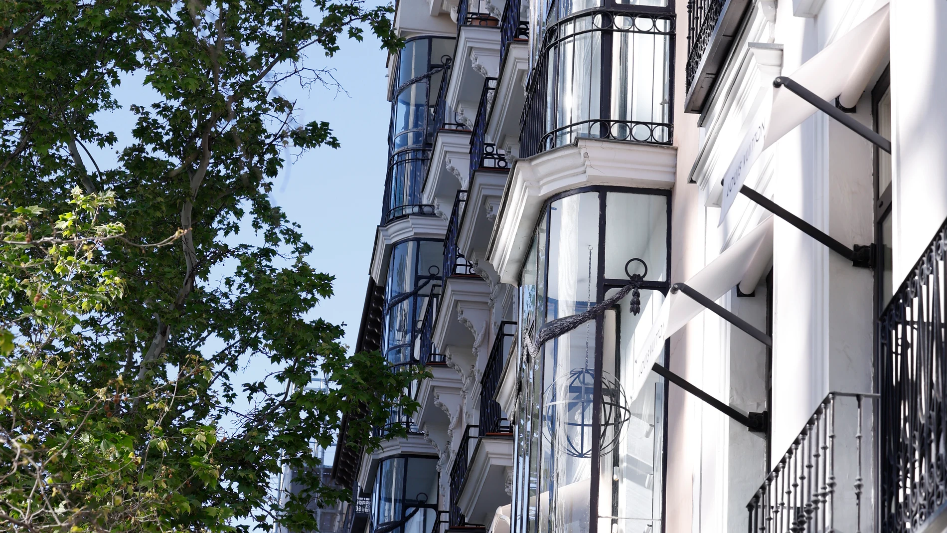MADRID, 09/04/2024.- Vista de la fachada de un edificio en la Calle Serrano, en la denominada "Milla de Oro", en Madrid este martes. El Consejo de Ministros inicia los trámites para eliminar la "golden visa", un permiso de residencia impulsado por el PP en 2013 para los no comunitarios que compren una vivienda de más de medio millón de euros y que PSOE y Sumar ven como catalizador de la especulación inmobiliaria. EFE/ Javier Lizón