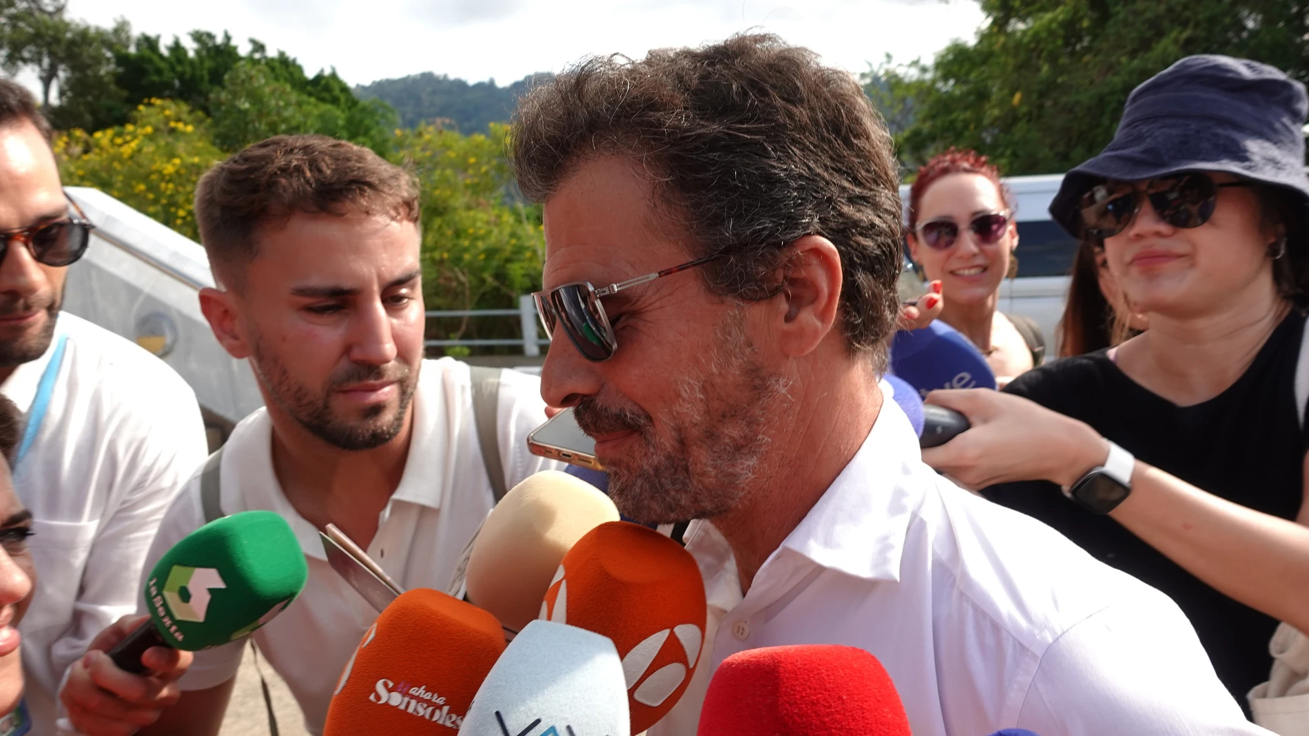 Samui (Thailand), 09/04/2024.- Spanish actor Rodolfo Sancho, father of chef Daniel Sancho Bronchalo, answers questions from media members as he arrives to attend his son's alleged murder case trial at Koh Samui Provincial Court in Koh Samui island, Thailand, 09 April 2024. Thai police arrested 29-year-old Spanish man Daniel Sancho Bronchalo, who is accused of the murder of Colombian surgeon Edwin Arrieta Arteaga in Thailand, including dismembering his body before dumping some parts in a rubbi...