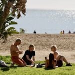 Varios turistas en la playa de la Malagueta, aprovechando las buenas temperaturas