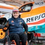 Isidre Esteve, junto a su Toyota en el rally de Portugal